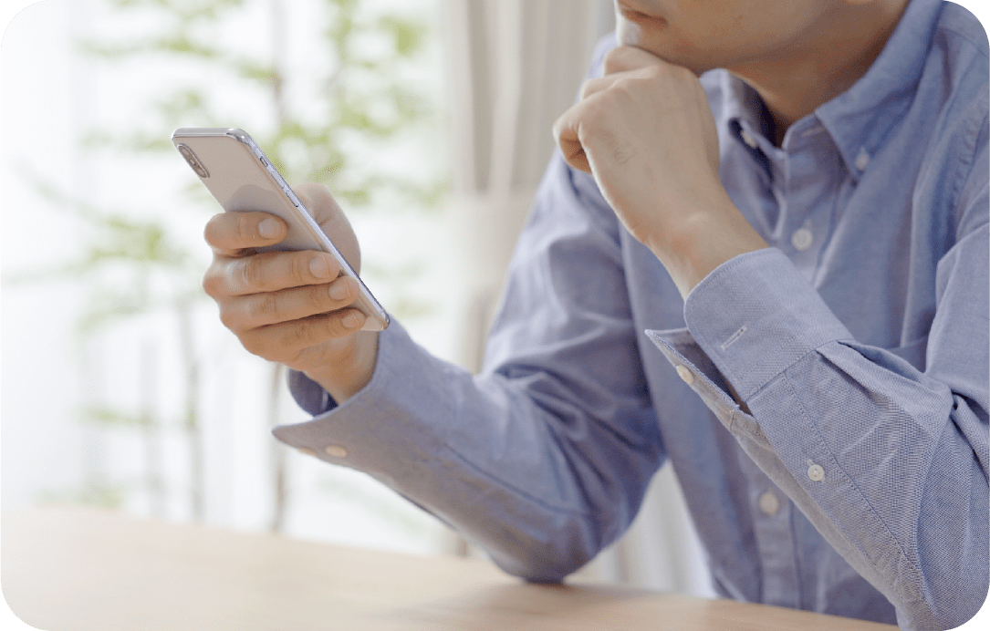 スマホを見ている男性
