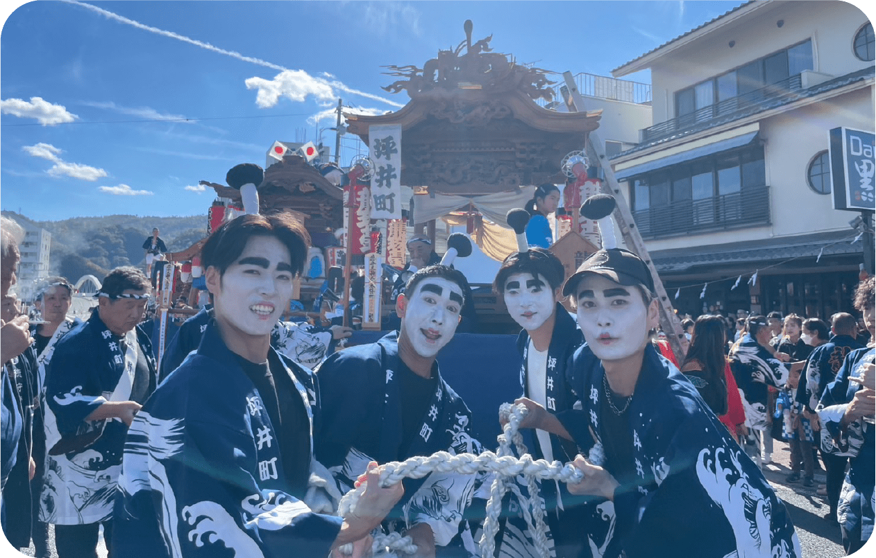 お祭りに参加しているPEACHBOYメンバー