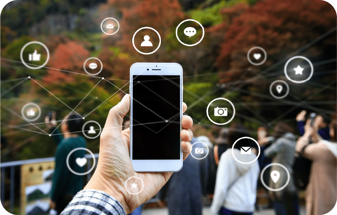 スマホを持って分析しているシーン